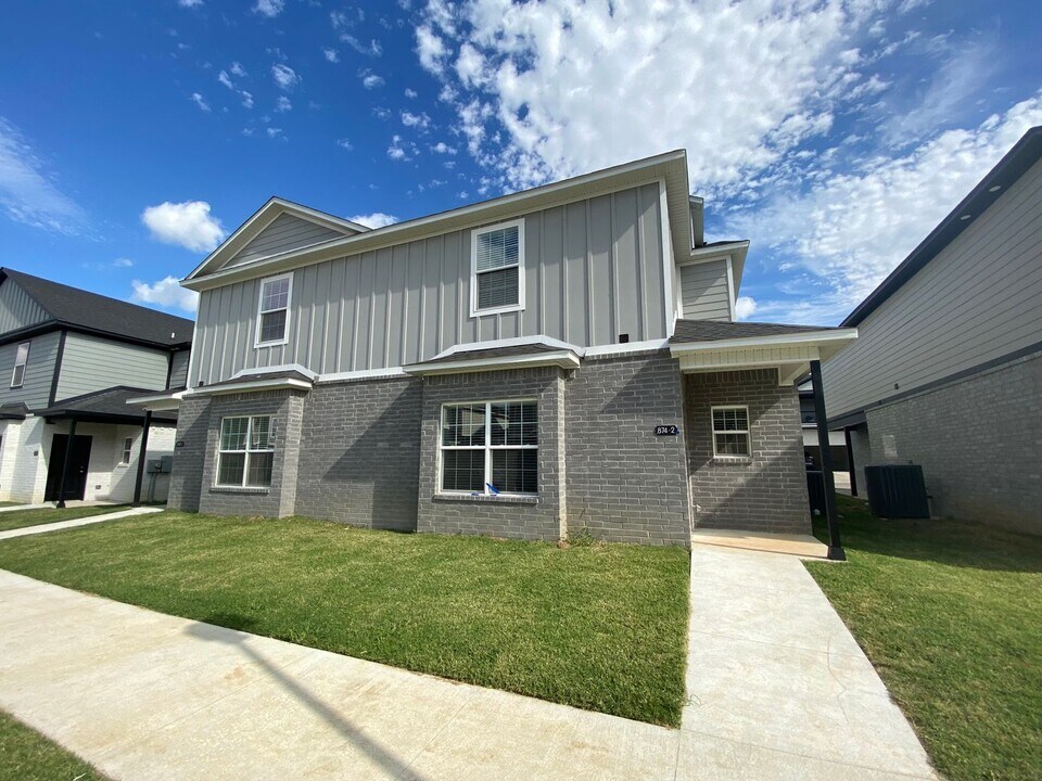 914 S Benchmark Ln in Fayetteville, AR - Building Photo