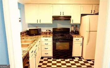 852 Glynn Oaks Dr in Clarkston, GA - Foto de edificio - Building Photo