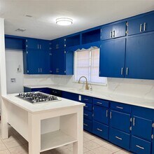 1701 Gillette St in Baytown, TX - Foto de edificio - Building Photo