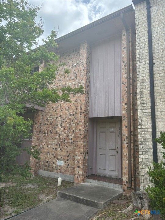 110 Kreekview Dr in Victoria, TX - Building Photo