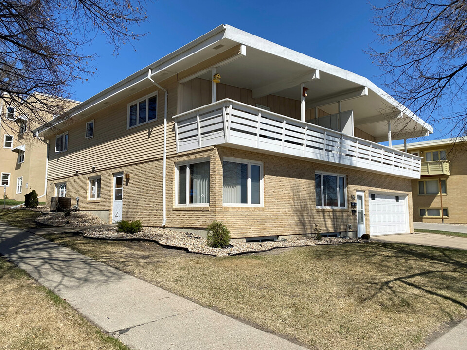 120 W Rosser Ave in Bismarck, ND - Building Photo