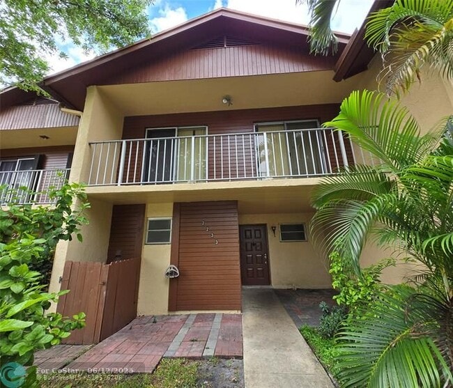 2233 Nova Village Dr in Davie, FL - Building Photo - Building Photo