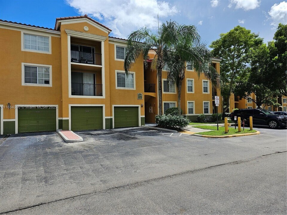 2301 W Preserve Way in Miramar, FL - Building Photo