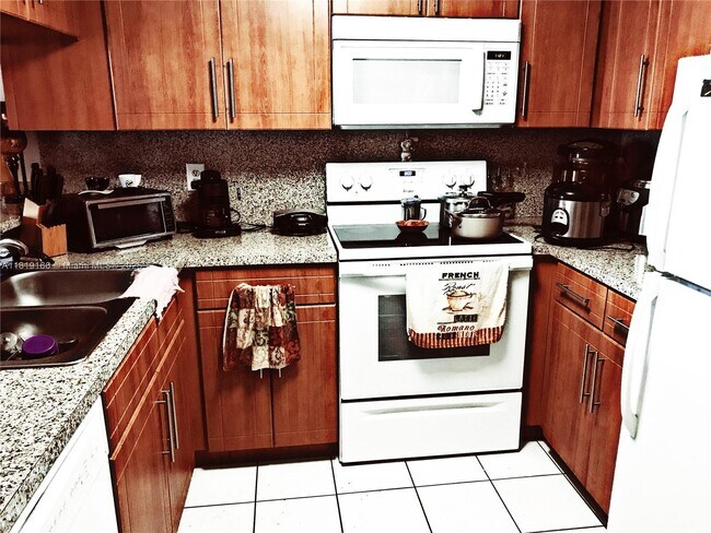 1082 W 79th St in Hialeah, FL - Building Photo - Building Photo