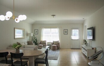 2209 Bettylou Ln in Austin, TX - Foto de edificio - Building Photo