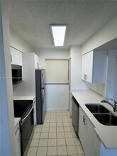 2831 N Oakland Forest Dr in Oakland Park, FL - Building Photo - Building Photo