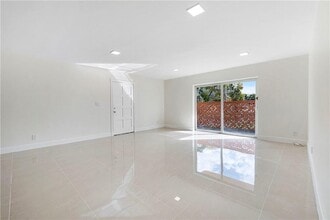 11605 NW 29th Ct, Unit 2d in Coral Springs, FL - Foto de edificio - Building Photo