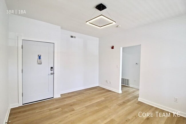 7 E 38th St in Kansas City, MO - Building Photo - Building Photo