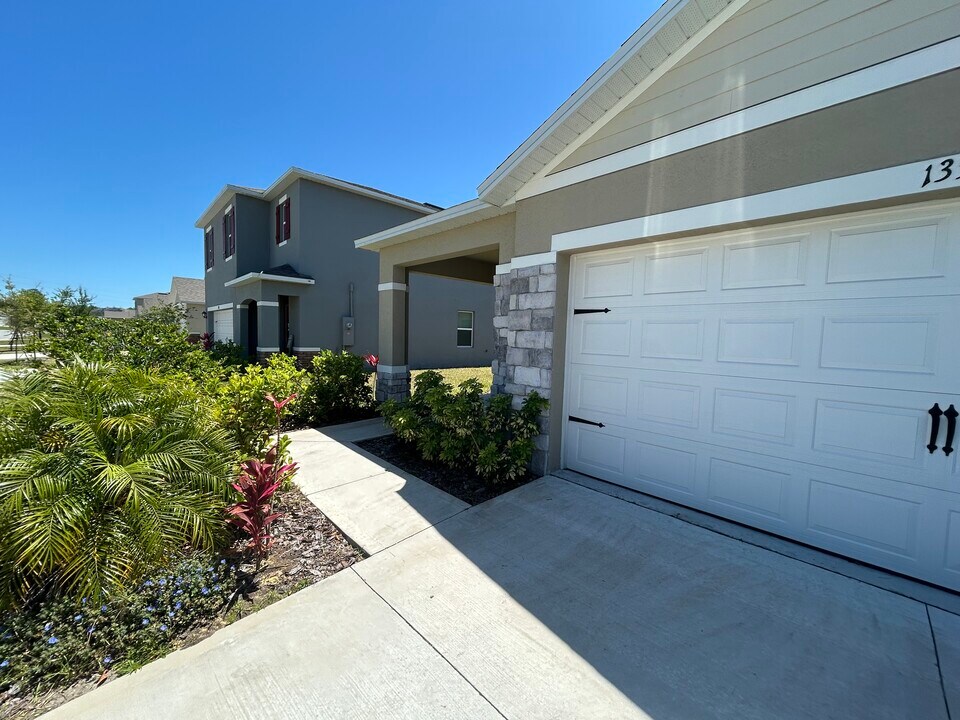 1356 Cork Dr in Ormond Beach, FL - Foto de edificio