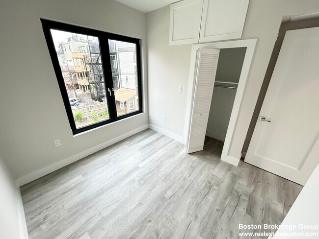 2 W 3rd Street Pl, Unit Rear in Boston, MA - Foto de edificio - Building Photo