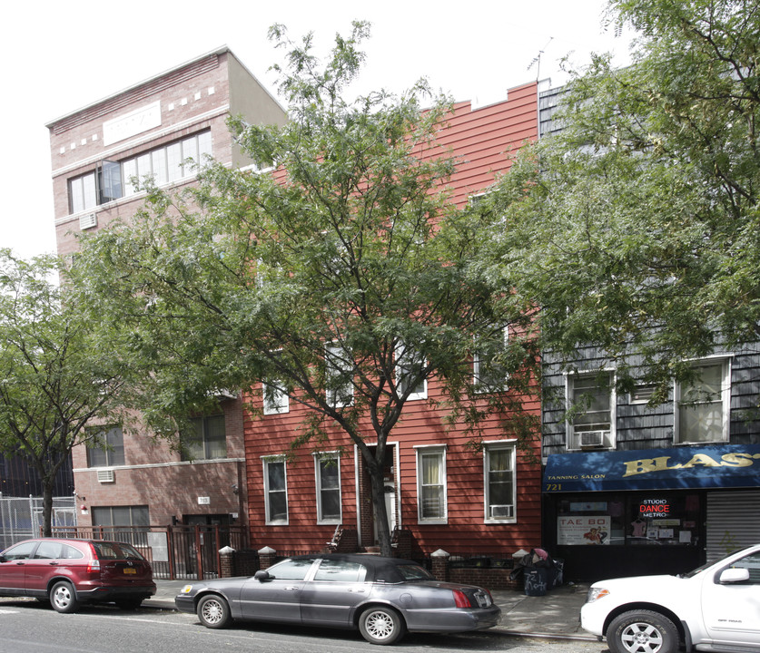 717 Metropolitan Ave in Brooklyn, NY - Building Photo