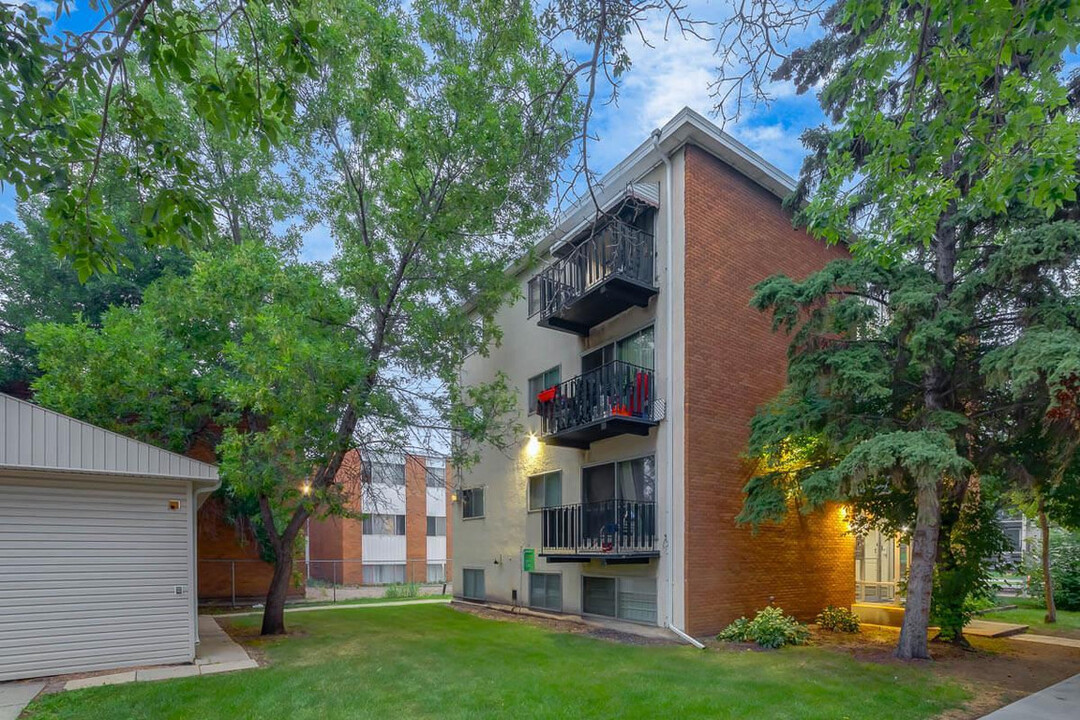 Lockwood Apartments in Edmonton, AB - Building Photo