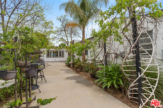 7410 Balboa Blvd in Los Angeles, CA - Building Photo - Building Photo