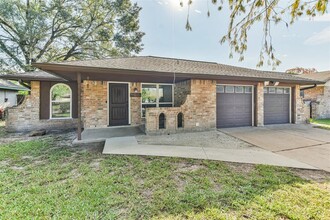 7623 Yellow Pine Dr in Houston, TX - Building Photo - Building Photo