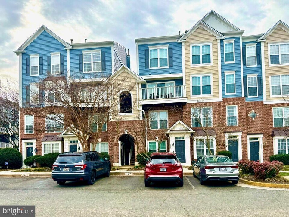 2305 Village Crossing Rd in Falls Church, VA - Building Photo