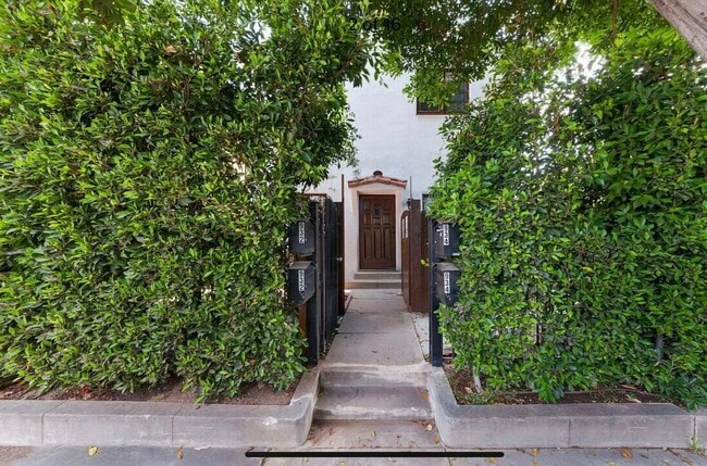 934 N Ogden Dr in West Hollywood, CA - Building Photo - Building Photo