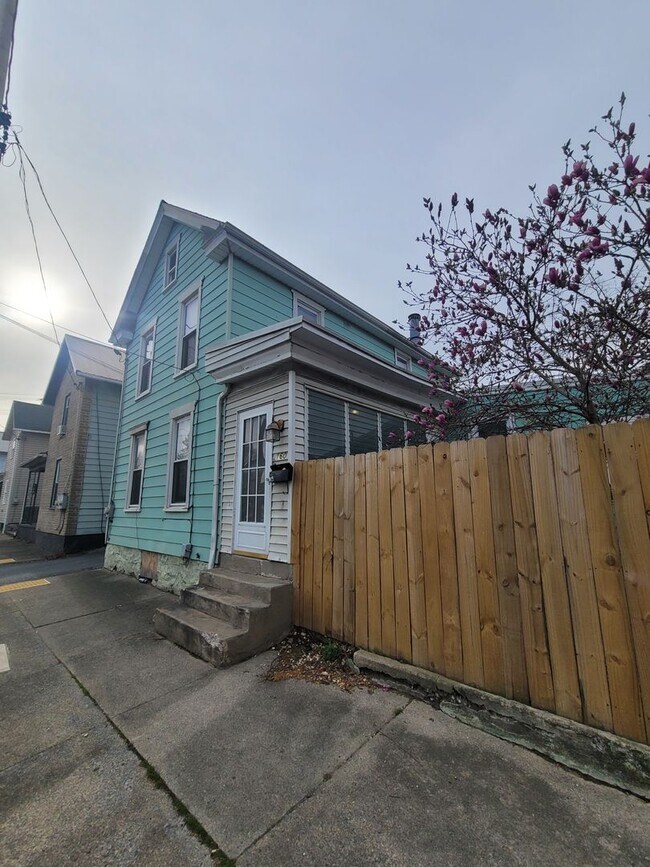 160 E Garfield St in Chambersburg, PA - Building Photo - Building Photo
