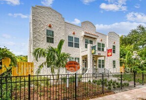 325 15th Ave NE in St. Petersburg, FL - Building Photo