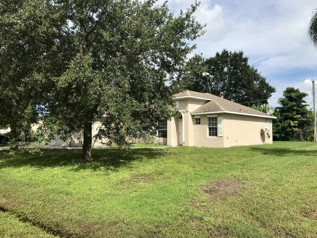 2171 SE Holland St in Port St. Lucie, FL - Foto de edificio - Building Photo