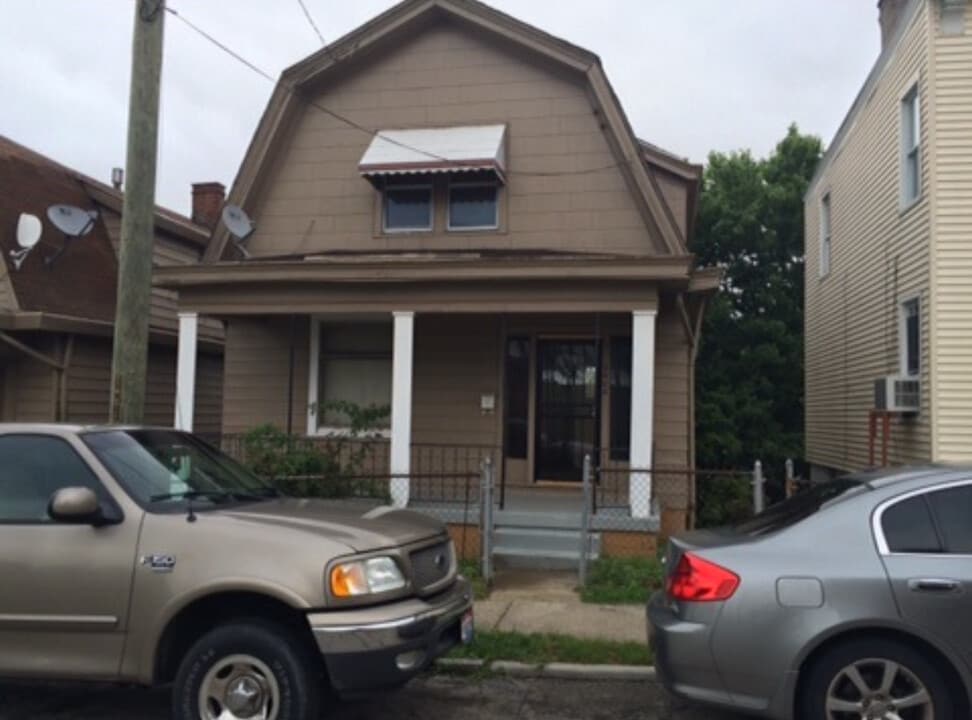 3026 Ahrens St in Cincinnati, OH - Foto de edificio