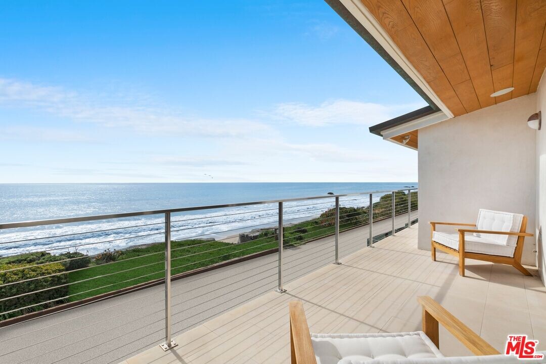 31671 E Sea Level Dr in Malibu, CA - Building Photo