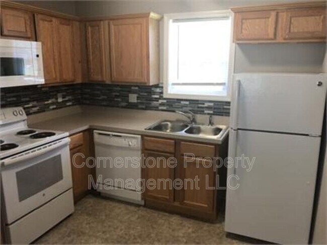 8275 Center Dr in De Soto, KS - Building Photo - Building Photo