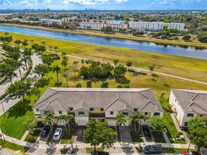 311 NE 194th Ln in Miami, FL - Foto de edificio - Building Photo