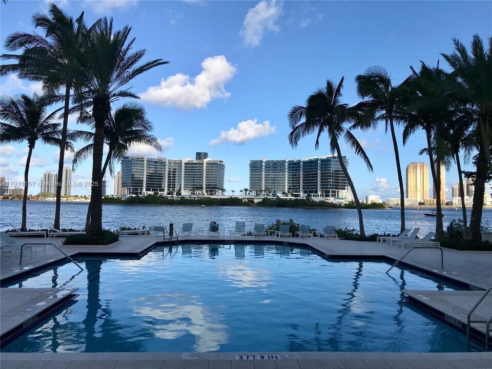 3235 NE 184th St in North Miami Beach, FL - Foto de edificio