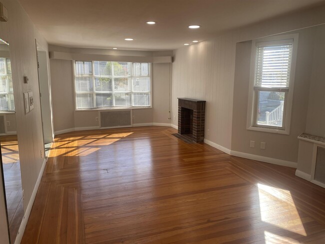 16 Alexander Ave, Unit 1 in Medford, MA - Building Photo - Building Photo