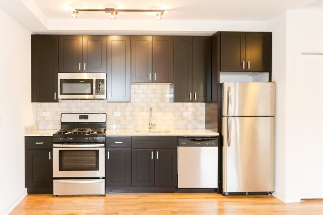 2015 W Eastwood Ave, Unit M08R in Chicago, IL - Foto de edificio - Building Photo