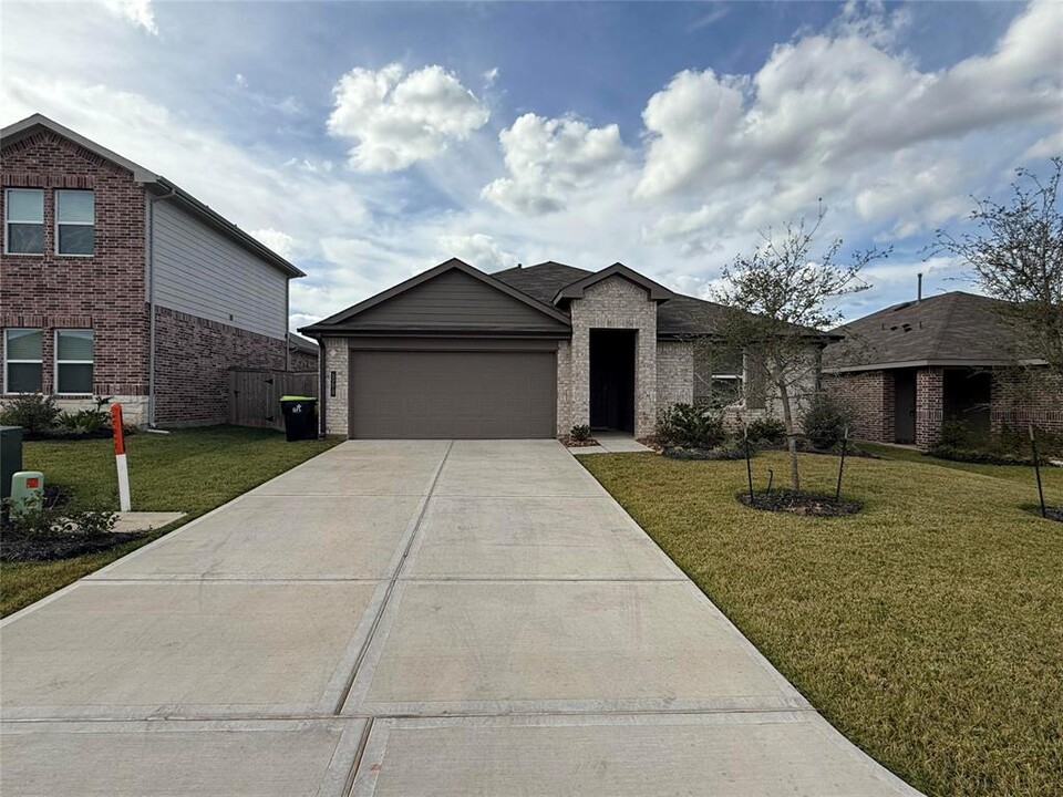 40619 Spruce Ln in Magnolia, TX - Building Photo