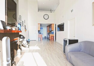 5051 Rosewood Ave, Unit 208 in Los Angeles, CA - Foto de edificio - Building Photo