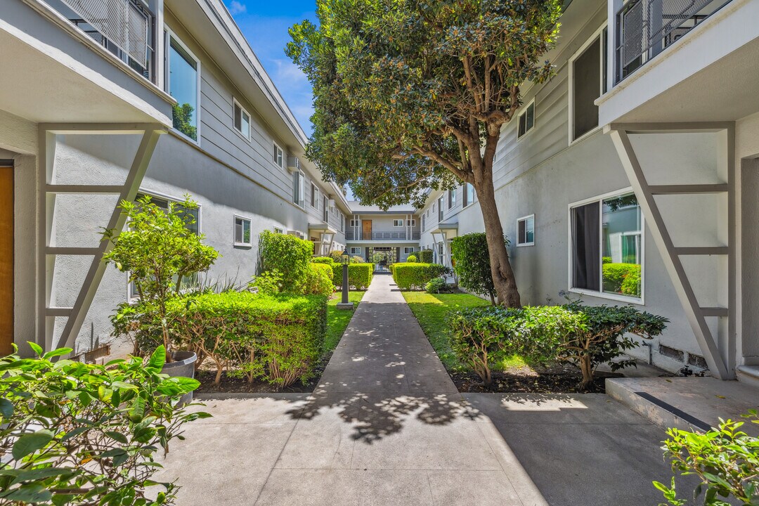 1769 N Orange Dr in Los Angeles, CA - Foto de edificio