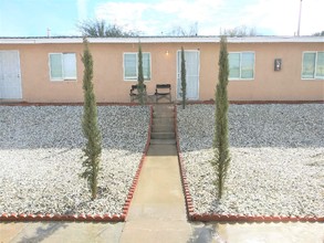 15564 Hesperia Rd in Victorville, CA - Building Photo - Building Photo