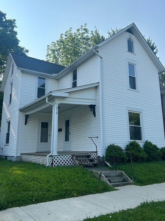 210 S Plum St in Marysville, OH - Foto de edificio