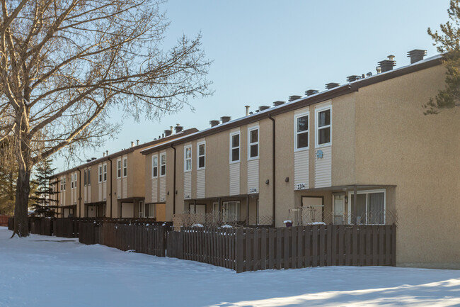 Tweedle Place in Edmonton, AB - Building Photo - Building Photo