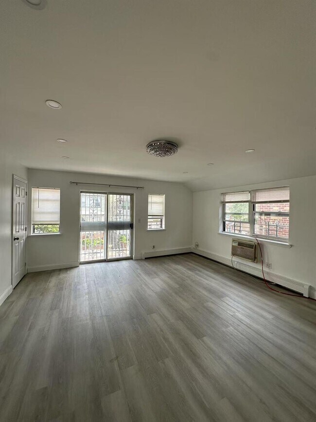 66-15 52nd Ave in Queens, NY - Building Photo - Building Photo