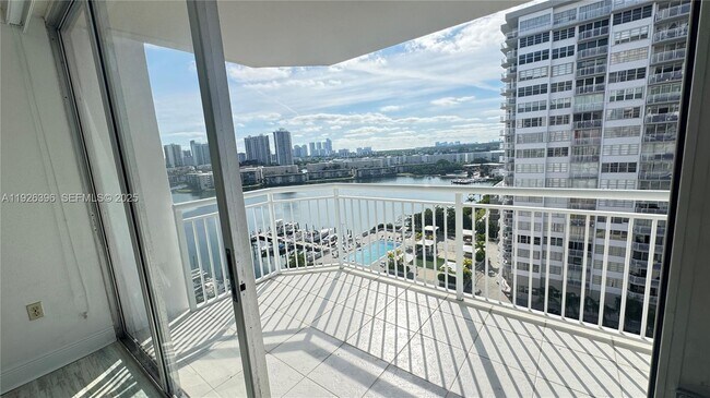 18061 Biscayne Blvd in Aventura, FL - Foto de edificio - Building Photo