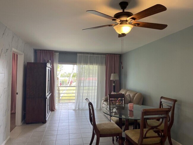 155 Lake Carol Dr in West Palm Beach, FL - Building Photo - Building Photo