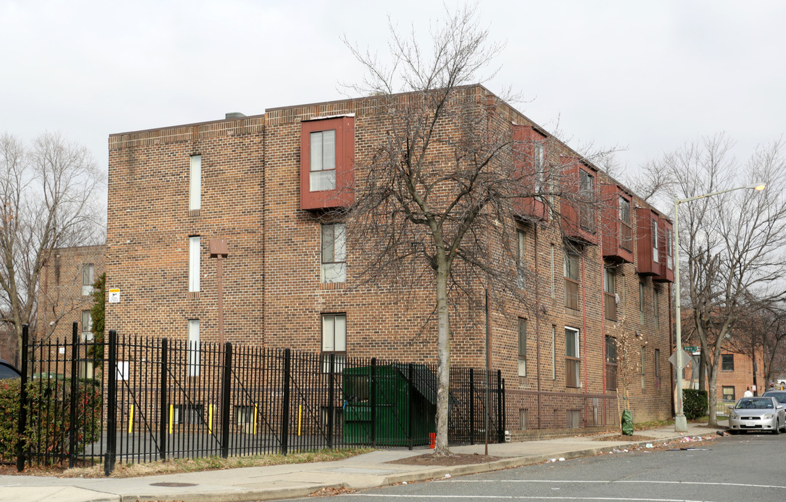 Benning Courts in Washington, DC - Foto de edificio