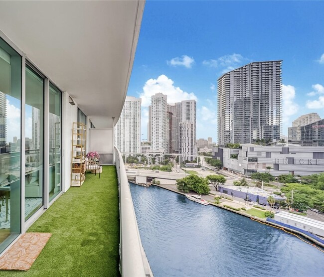 92 SW 3rd St, Unit 1604 in Miami, FL - Foto de edificio - Building Photo