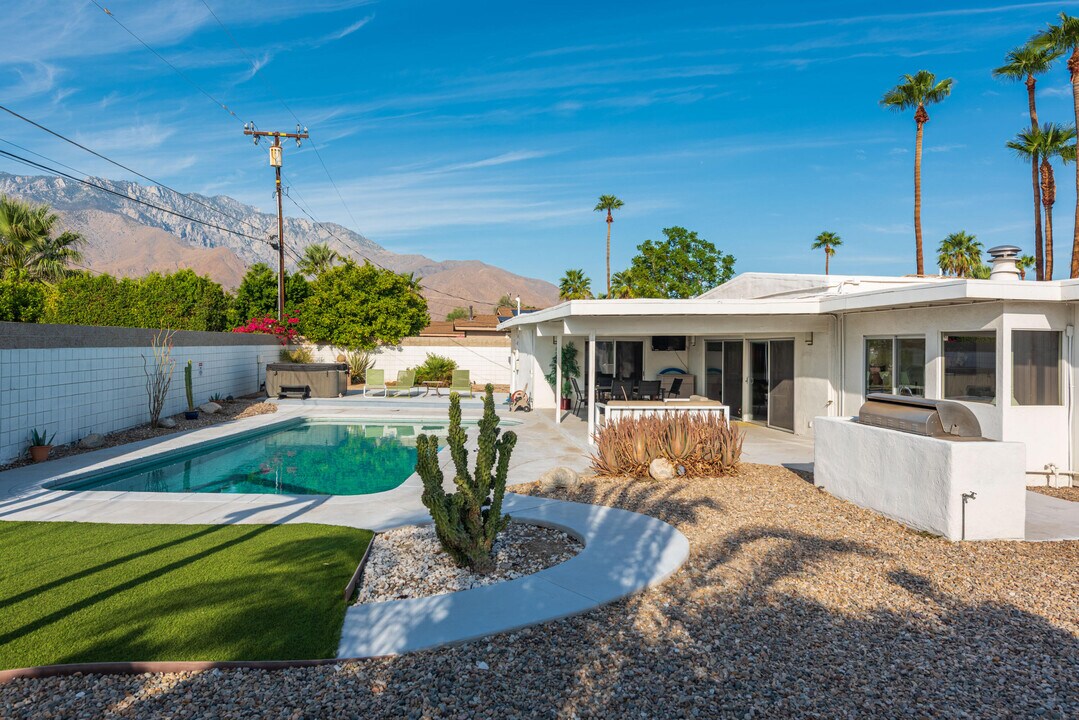 2305 E Bellamy Rd in Palm Springs, CA - Building Photo