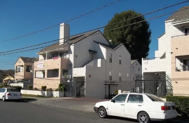 Richfield Terrace in Paramount, CA - Foto de edificio - Building Photo