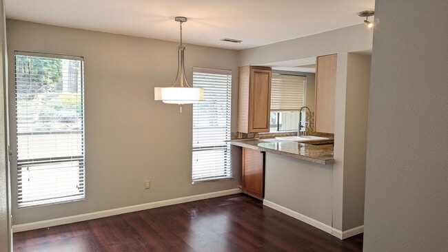 10819 NE 37th Pl in Bellevue, WA - Building Photo - Building Photo