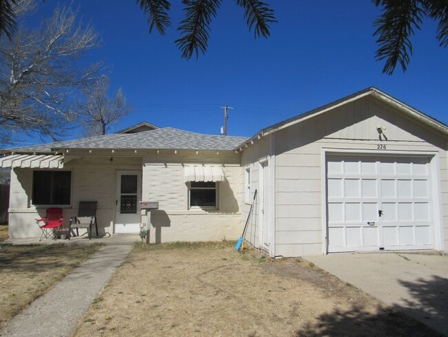 property at 226 N Lennox St