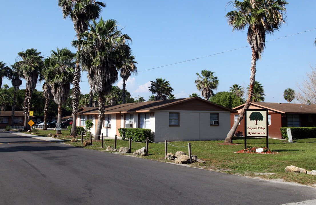 Oak Leaf Village in Palmetto, FL - Foto de edificio