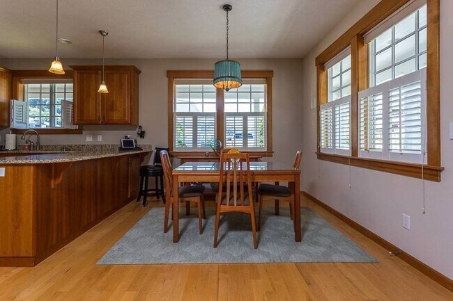 2860 Log Bronc Way in Astoria, OR - Building Photo - Building Photo