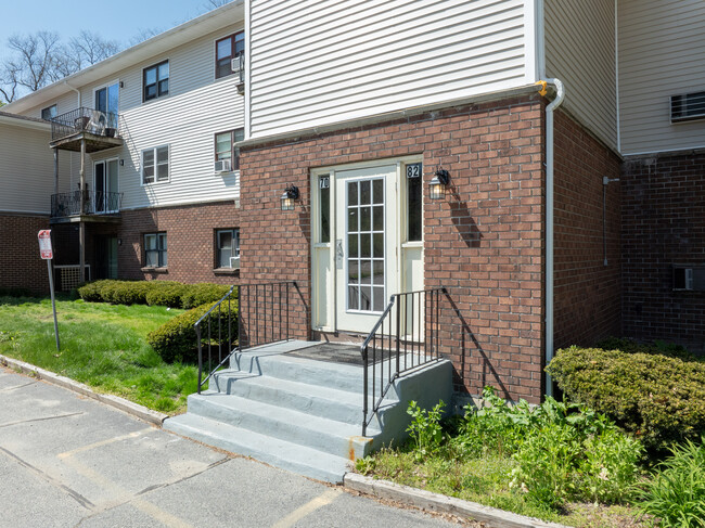Canterbury Village Condominiums in North Providence, RI - Foto de edificio - Building Photo