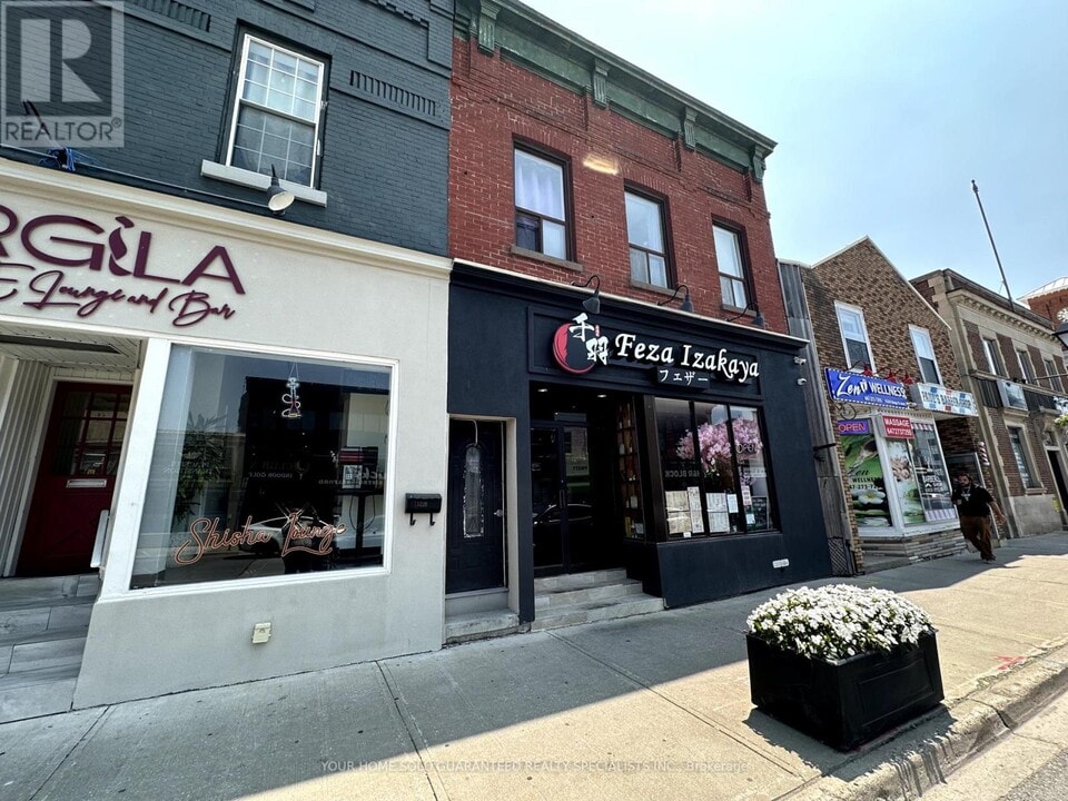 15229 Yonge St in Aurora, ON - Building Photo