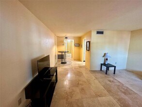 535 68th Ave, Unit 2 in St Pete Beach, FL - Foto de edificio - Building Photo